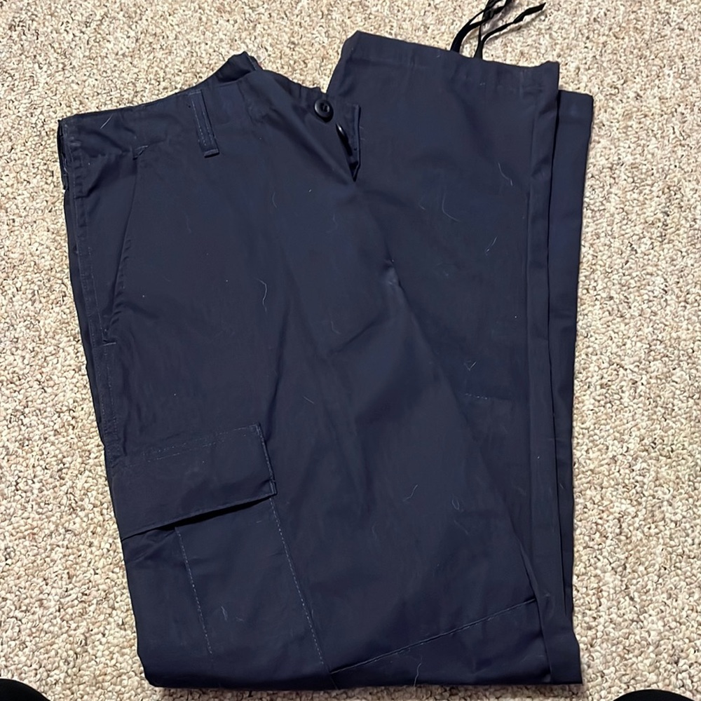 Mens tru spec tactical pants. Multiple pockets and adjustable bottoms. NWOT